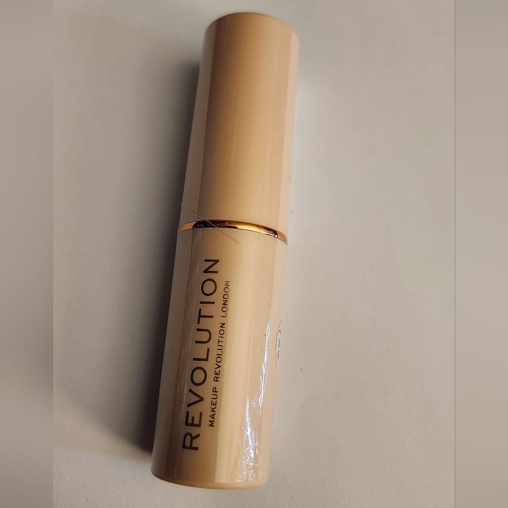 💋5/$25 Makeup Revolution Fast Base Stick Foundation - F4